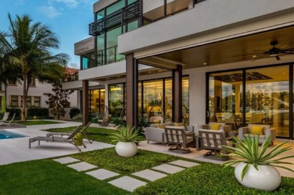 How Landscaping Companies Plan the Perfect Outdoor Living Space in Miami