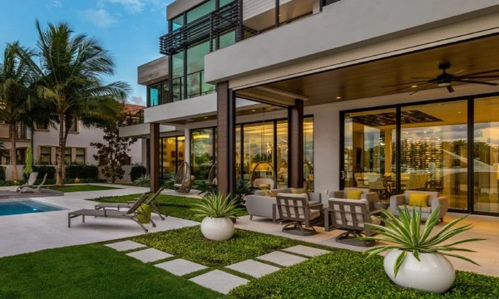 How Landscaping Companies Plan the Perfect Outdoor Living Space in Miami